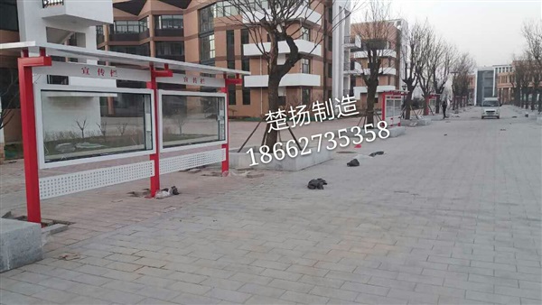 60組學(xué)校閱報(bào)欄安裝現(xiàn)場(chǎng)