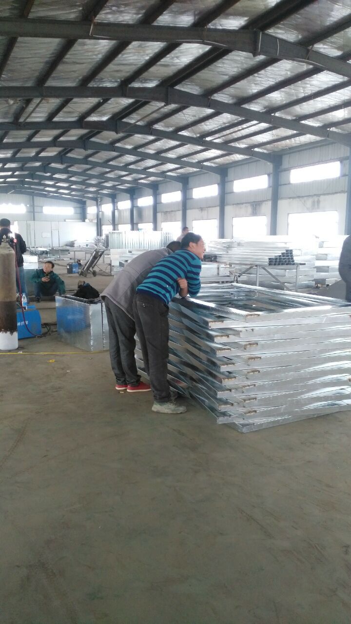 滾動(dòng)燈箱生產(chǎn)中