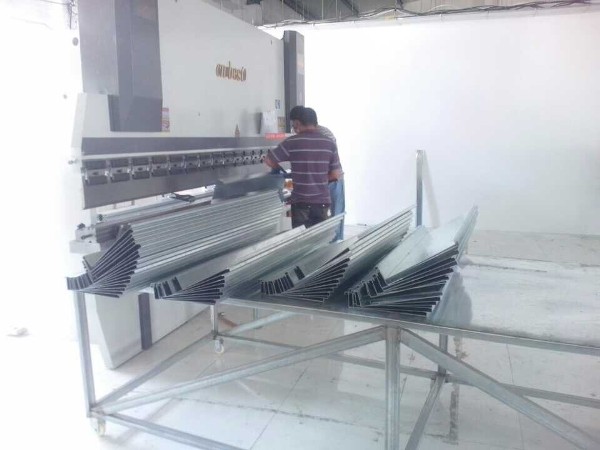 候車亭正在制作1