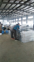 滾動(dòng)燈箱生產(chǎn)中